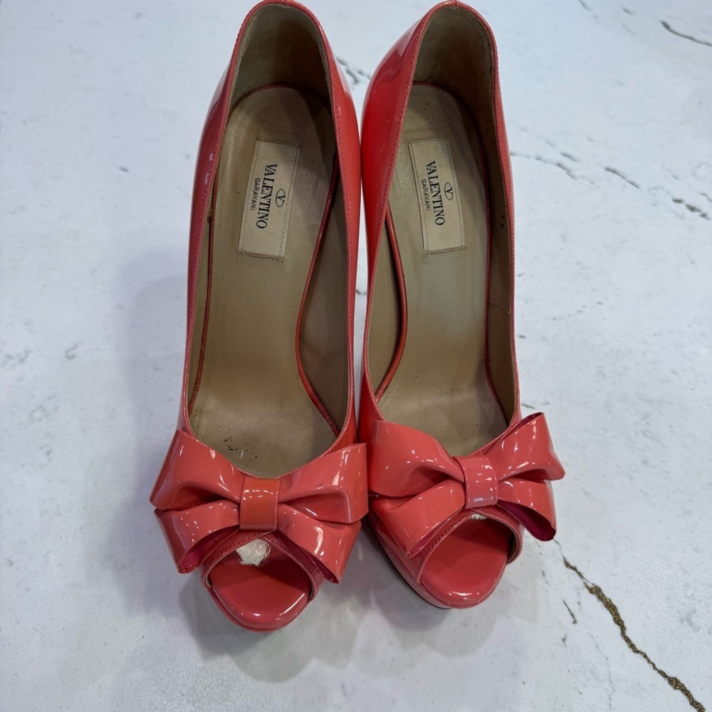 VALENTINO Coral Patent Leather Bow 5 Inch Heel Peep Toe Shoes Size 39